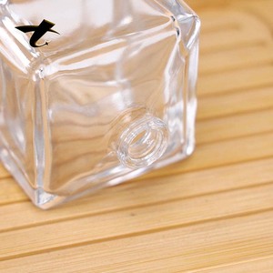 Flaconi di Profumo in Vetro Trasparente da 70ml, Forma Quadrata Unica, Tappo Dorato, Capacità 100ml, Serigrafia, Erogatore a Pompa - Product Image 5