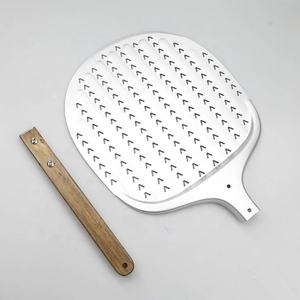 Cáscara de pizza de Aluminio perforado en forma de V <span class=keywords><strong>anodizado</strong></span> de 12 pulgadas para pizza casera con mango desmontable - Product Image 4