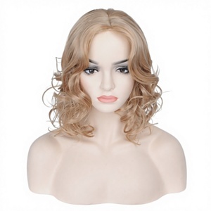 Perruque Courte Bouclée à Raie Centrale avec Frange, <span class=keywords><strong>Simulation</strong></span> de Cuir Chevelu Long, Modèle A9003, Sans <span class=keywords><strong>Cheveux</strong></span> Humains, Direct Usine Européenne/Américaine - Product Image 1