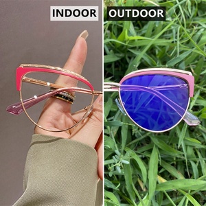 Lunettes Photochromiques Optiques 2026 en Métal Doré pour Femme, Monture Œil de Chat, Verres Photogray <span class=keywords><strong>Anti</strong></span>-<span class=keywords><strong>Reflet</strong></span>, Noir Uni - Product Image 2