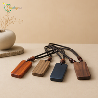 Fabricant de colliers pendentifs en bois sur mesure, proposant des designs de bijoux de mode OEM, vente en gros de colliers à breloques personnalisés