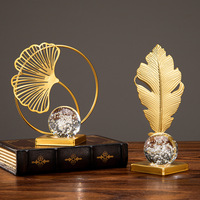 Ornements de luxe en or, feuille de ginkgo et plume, boule de cristal - Sculptures modernes pour la décoration de la maison, salon, bureau, bureau à domicile