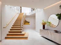 Escalier flottant intérieur avec poutre en acier dissimulée et garde-corps en verre pour projet de villa