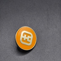 Épinglette en émail 3D gaufré orange, en alliage de zinc émaillé dur, pour la promotion de la marque, la reconnaissance des employés et les événements professionnels, avec logo personnalisé