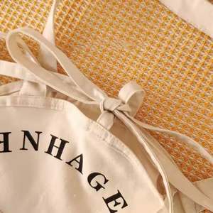 กระเป๋าผ้าแคนวาสสีเบจขายส่ง รีไซเคิลได้ ใช้ใส่ของชำ ของชายหาด พิมพ์ลายตัวอักษร โลโก้ตามสั่ง หูหิ้วคู่ แฟชั่นทันสมัย - Product Image 4