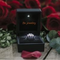 FORTE Boîte à Bijoux de Haute Qualité avec Spot Lumineux et Lumière LED, Emballage Personnalisé pour Bagues et Colliers avec Logo