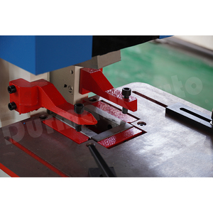 Punzonadora de hierro combinada de chapa hidráulica profesional con prensa de <span class=keywords><strong>90</strong></span> toneladas - Product Image 5