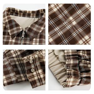 Veste zippée unisexe à carreaux marron et blanc, vêtement d'extérieur élégant à motif à carreaux pour un usage quotidien et des tenues de style urbain - Product Image 4