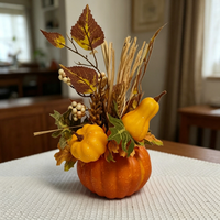 Centre de table de Thanksgiving avec pot de citrouille, feuilles d'érable artificielles et baies, ornement floral d'intérieur pour la maison