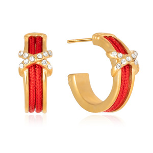 Boucles d'oreilles Huggie en acier inoxydable plaqué or 18 carats avec anneau en C en corde rouge et sertissage de cristaux géométriques, bijoux pour femme à porter au quotidien - Product Image 5