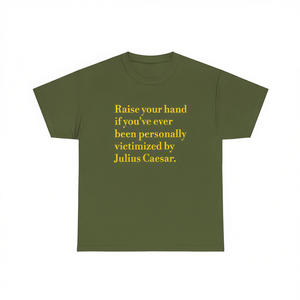 Maglietta 'Victimized By Caesar', T-shirt Impero Romano, Maglietta Meme Divertente, Regalo Scherzo Inadeguato, Maglietta 'Dumb Cursed' - Product Image 2