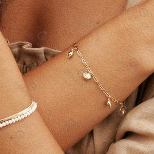 Braccialetto con Charm a Forma di Stella Marina, Conchiglia e Lumaca Marina - Product Image 6