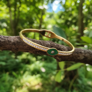 Bracelet tendance en acier inoxydable 316L plaqué or PVD avec incrustation d'émail vert et accents de cristaux, bijoux pour femmes - Product Image 3