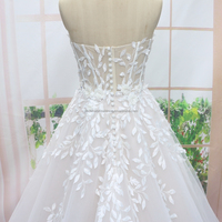 Robe de mariée moderne sexy en dentelle française longueur au sol avec fleur 3D dos ouvert et train chapelle