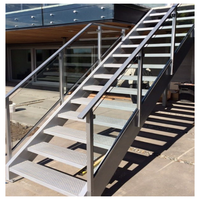 Escalier extérieur courbé avec structure en aluminium, marches en teck, revêtement de qualité marine, construction résistante aux intempéries