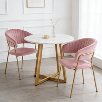 Chaise de salle à manger moderne en velours rose avec dossier incurvé capitonné et pieds en métal doré