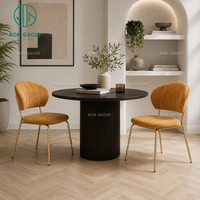 Chaise de restaurant d'hôtel sans accoudoirs Ron Group, moderne, de luxe, commerciale, personnalisée, en velours, avec cannelures verticales et pieds en métal doré