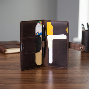 Couverture de carnet de chèques en cuir brun foncé de qualité supérieure, personnalisée, marque ADORA, fermeture à bouton-poussoir, pour homme et femme, logo personnalisé, boucle pour stylo - Product Image 3