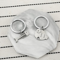 Porte-clés en acier inoxydable léger en forme de chat de dessin animé et d'os de poisson, cadeau idéal pour les meilleurs amis, les couples, les garçons et les filles