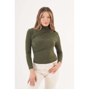 Blusa caqui para mujer con hombros y cintura fruncidos, cuello alto - Disponible para venta al por mayor - Product Image 5