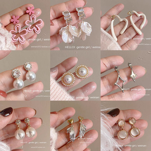 Boucles d'oreilles clous OEM en alliage d'argent S925, motif cœur-fleur, avec pompon et perle haut de gamme, design de niche élégant et polyvalent pour femme - Product Image 4