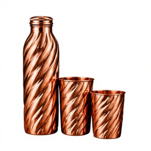 Juego de Botella de Agua y Vasos de Cobre de Lujo Moderno con Diseño Grabado en Espiral Helicoidal - Product Image 1