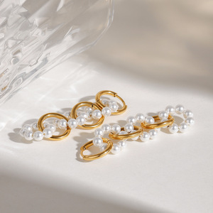 Pendientes de Aro con Perlas Yueli, Diseño Geométrico de Acero Inoxidable Dorado, para Uso Diario, para Mujer - Product Image 3