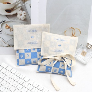 Pochette en coton mousseline bio personnalisée avec logo imprimé pour extensions capillaires, cosmétiques, maquillage, cadeaux, avec rabat anti-poussière - Product Image 1