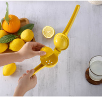 Moderne handmatige citruspers van kunststof, draagbaar, makkelijk schoon te maken, voor verse citroenen en limoenen, keukenhulp.