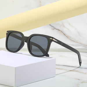 Gafas de Sol Retro con Marco Cuadrado Hechas a Medida, Lentes de PC Negras con Protección UV400, Unisex, Estilo Instagram, ZS-DB7047, Embalaje en Caja - Product Image 1