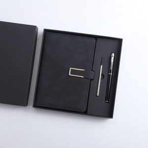 <span class=keywords><strong>Precio</strong></span> de fábrica A5 PU Diario de cuero Nuevo diseño <span class=keywords><strong>Tapa</strong></span> <span class=keywords><strong>dura</strong></span> Cuero en relieve Planificador Diario <span class=keywords><strong>Cuaderno</strong></span> con bolígrafo en cuadernos de regalo - Product Image 2