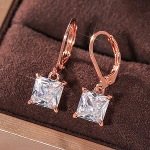 Orecchini Pendenti in Oro Bianco con Zirconi Taglio Principessa, Montatura a Griffe, Gioielli Classici da Donna per Fidanzamento - Product Image 5