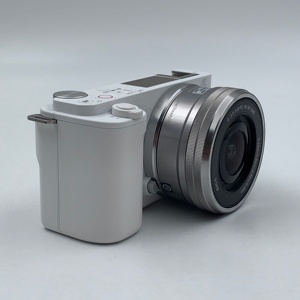 Cámara <span class=keywords><strong>Sony</strong></span> <span class=keywords><strong>ZV</strong></span>-<span class=keywords><strong>E10</strong></span> sin Espejo Usada con Lente de 16-50 mm, 24 MP, Cámara para Creación de Contenido 4K, 1 Año de Garantía - Product Image 2