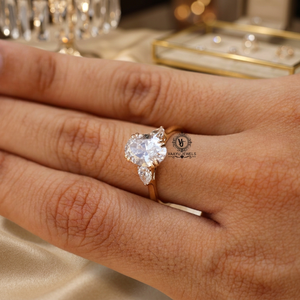Bague de fiançailles vintage à trois pierres certifiée IGI avec diamant ovale de laboratoire et pierres latérales en forme de poire, or 10K 14K 18K, argent 925 935 - Product Image 3