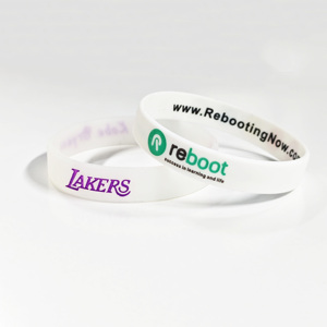 Bracelet en silicone souple multicolore avec logo personnalisé et trous, bracelet en silicone coloré pour breloques de chaussures, vente en gros - Product Image 1