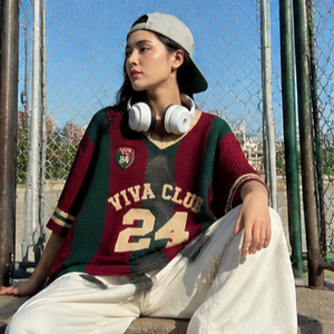 Pull en jersey tricoté au crochet personnalisé pour femme, col en V, rayé, manches courtes, coupe oversize, avec nom et numéro de pays - Product Image 2