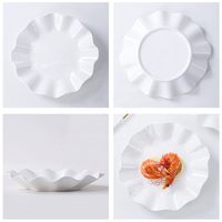 Assiette en céramique blanche moderne à motif floral irrégulier en forme de vague, plateau en porcelaine en forme de feuille de lotus, compatible lave-vaisselle et micro-ondes, vente en gros