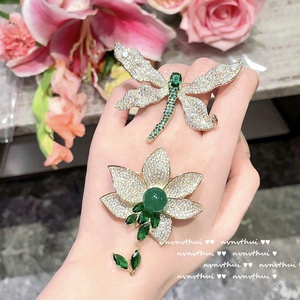 Broche de soirée Miss <span class=keywords><strong>Alice</strong></span> en laiton plaqué argent, zircon ovale micro-incrusté, motif paon vert, fleur et libellule - Product Image 2