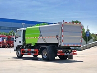Camion à ordures de 8 mètres cubes dédié à la collecte et au transport des déchets urbains