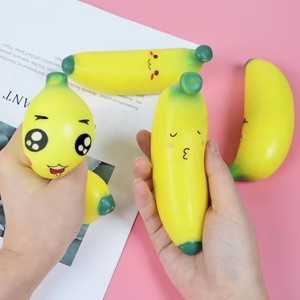 Jouets à pincer mignons en forme de <span class=keywords><strong>banane</strong></span>, avec son et sensation de <span class=keywords><strong>boue</strong></span> rouge, en caoutchouc à rebond lent, pour la décompression, vente en gros - Product Image 1