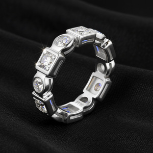 Anillo de Eternidad Geométrico de Oro Amarillo con Moissanita, Engaste de Bisel, Corte Brillante Redondo, Joyería Clásica Unisex para Boda - Product Image 6