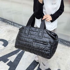 Sacs de voyage matelassés en nylon personnalisés de grande taille, sacs fourre-tout matelassés pour femmes, sacs de voyage matelassés avec bandoulière réglable - Product Image 5