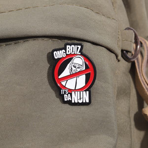 Épingles en émail avec citations amusantes de style gothique, panneaux d'avertissement, drapeaux de course, broches en métal, badges pour sac à dos, bijoux cadeaux - Product Image 3