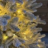 Sapin de Noël floqué avec lumières LED blanc chaud, sapin de pin givré de luxe pour la décoration de la maison et du salon pendant les fêtes