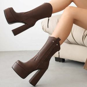 <span class=keywords><strong>Botines</strong></span> Cortos de Tacón Grueso y <span class=keywords><strong>Plataforma</strong></span> Alta para Mujer en Color Marrón Sólido <span class=keywords><strong>con</strong></span> Punta Redonda, Suela Gruesa y Cierre Trasero - Product Image 6