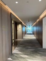 Hotelteppich mit Hochflor und Geometrischem Muster aus Nylon und Polypropylen - Gepolstert, Umweltfreundlich, Antibakteriell, als Rolle