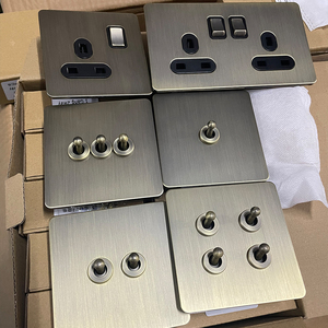 FIKO Standard UK/EU, Realizzato in Metallo, con Finitura Bronzo Antico e Maniglia in Rame Spazzolato. Presa Elettrica a 3 Vie con USB + Type-C - Product Image 3