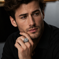 Bague argent antique sculptée volute ornée gravure audacieuse accessoire doigt mode homme