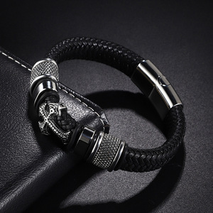 Pulsera de Cuero Negra Estilo Punk para Hombre con Dije de Calavera Plateada, Cierre Magnético y Cadena Trenzada, Ideal para Regalo - Product Image 1