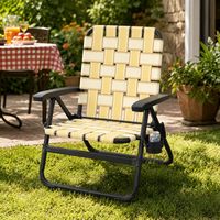 Chaise d'extérieur polyvalente en sangle, pliable, offrant le confort d'un transat de plage et un style rétro tressé, idéale pour les centres de villégiature